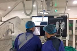 Đau tức ngực, khó thở, cụ ông 82 tuổi tổn thương nặng 3 thân mạch vành