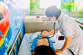 Trẻ sốt mò dễ biến chứng viêm não, viêm cơ tim... suy đa tạng phủ