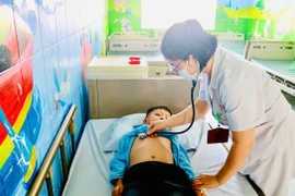 Trẻ sốt mò dễ biến chứng viêm não, viêm cơ tim... suy đa tạng phủ