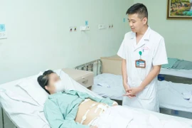 Đột ngột đau bụng... không ngờ tăm 7 cm đâm thủng trực tràng