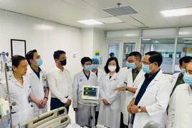 Phó Chủ tịch Quốc hội và Bộ trưởng Bộ Y tế đã đến thăm hỏi, động viên các nạn nhân của vụ cháy nhà trọ ở phố Trung Kính, phường Trung Hòa, quận Cầu Giấy, Hà Nội.