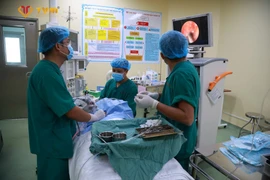 Gây mê lấy ấu trùng trong tai bé 16 tháng tuổi