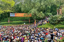 Cách phòng tránh say nắng, say nóng khi tham gia Lễ hội Đền Hùng