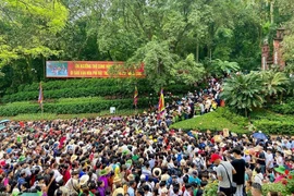 Cách phòng tránh say nắng, say nóng khi tham gia Lễ hội Đền Hùng