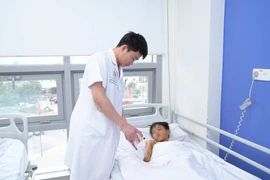 Tự chế pháo nổ nam sinh 12 tuổi dập nát bàn tay