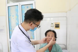 Cùng lúc nhiễm 5 loạn giun sán nguy hiểm vì thường xuyên ăn rau sống