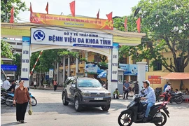 Ăn tiết canh dê trong đám cưới, 1 người tử vong, nhiều người nhập viện