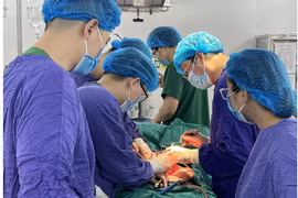 Cắt u buồng trứng “khổng lồ” nặng hơn 7kg choáng hết ổ bụng