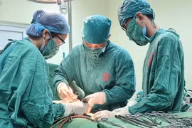 Thiếu nữ 16 tuổi có khối u nang buồng trứng to như thai 6 tháng