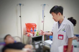 Cắt bao quy đầu ở phòng xăm, nam thanh niên 120 kg không cầm được máu