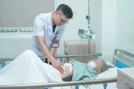 Sốc nhiễm trùng nặng do thủng dạ dày tá tràng vì lạm dụng thuốc giảm đau