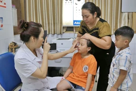 Hãy cho trẻ đi khám mắt trong từng giai đoạn