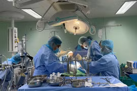 Tình cờ khám sức khỏe phát hiện u tim lớp phải mổ cấp cứu xuyên đêm