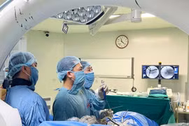 Nội soi 2 cổng điều trị bệnh lý hẹp ống sống thắt lưng do thoái hóa