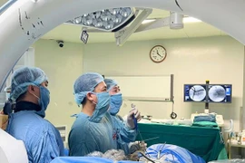 Nội soi 2 cổng điều trị bệnh lý hẹp ống sống thắt lưng do thoái hóa