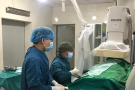 Bác sĩ thực hiện nút mạch lách trên bệnh nhân