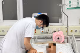 Gạch rơi vào chân... người đàn ông mắc uốn ván