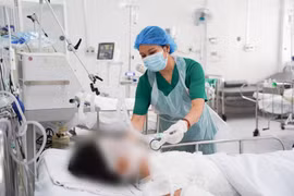 Cùng lúc tiếp nhận 3 trẻ đa chấn thương, phỏng nghiêm trọng do pháo nổ 