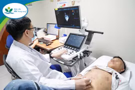 Bệnh nhi N.V.V được kiểm tra, siêu âm tim đánh giá mức độ hồi phục sau 2 tháng phẫu thuật