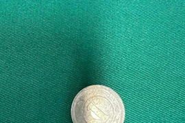 Nội soi gắp đồng xu máy trò chơi trong lòng thực quản bé gái 3 tuổi