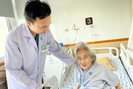 Cụ bà 72 tuổi bị sa toàn bộ: bàng quang, tử cung, trực tràng ra ngoài 