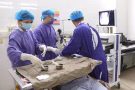 Ngậm đinh làm việc, quý ông 61 tuổi bị đinh vít nhọn lạc trong phế quản