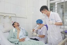 Nội soi lấy máu trong phổi cứu bệnh nhân tai nạn giao thông nghiêm trọng