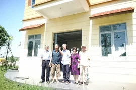 Người thợ xây nhà xoay 360 độ từ thuyền thúng, có thể nhân rộng?