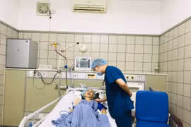 Cứu sống ngoạn mục cụ bà 92 tuổi bị u đại tràng, lồng trực tràng