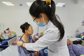 Liệt mặt, viêm não... do zona thần kinh