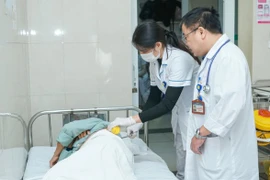 Cụ bà 72 tuổi bị biến chứng nguy hiểm vì mẩn ngứa zona bôi dầu gió