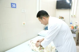 “Tiền mất, tật mang” vì chữa thoát vị bẹn bằng thuốc