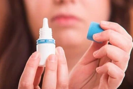 Nhỏ nhầm cồn vào mắt người phụ nữ phải nhập viện