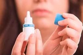 Nhỏ nhầm cồn vào mắt người phụ nữ phải nhập viện