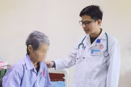 Đặt stent mạch vành cấp cứu cho 2 người bệnh gần 100 tuổi