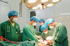 Cắt cỏ gần gốc cây thanh niên 21 tuổi bị đứt cơ gan bàn chân 