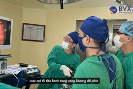 Thủng ruột vì vừa ngậm tăm xỉa răng vừa uống nước