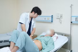 Phẫu thuật cấp cứu cho người đàn ông bị “thoát vị bẹn cầm tù”