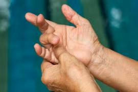 Đau ngón tay và gấp duỗi khó