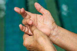 Đau ngón tay và gấp duỗi khó