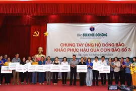 Thứ trưởng Bộ Y tế Đỗ Xuân Tuyên động viên người dân vùng lũ Yên Bái