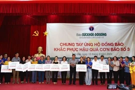 Thứ trưởng Bộ Y tế Đỗ Xuân Tuyên động viên người dân vùng lũ Yên Bái