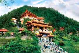 Thời tiết nắng nóng dễ phát sinh bệnh tật nên cần chú ý khi đi du lịch - Ảnh minh họa