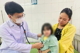 Thời tiết nồm ẩm: người già, trẻ nhỏ thi nhau nhập viện