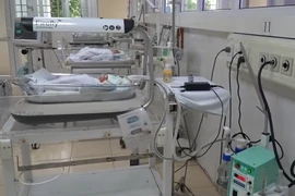 Chọn giờ vàng sinh mổ trẻ dễ phải thở máy và chạy ECMO