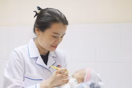 Cứu bé trai viêm phổi, suy hô hấp nặng: Dấu hiệu nào cần cảnh giác?