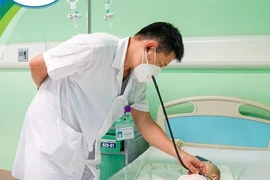 Bé 6 tháng tuổi ngộ độc nghiêm trọng do uống nhầm vitamin D người lớn