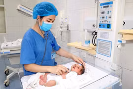 Hồi sinh sự sống cho trẻ bị bỏ rơi nguy kịch, giòi bò khắp cơ thể