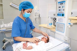 Hồi sinh sự sống cho trẻ bị bỏ rơi nguy kịch, giòi bò khắp cơ thể