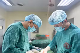 Người đàn ông bị hoại tử mạc nối do thoát vị bẹn nghẹt